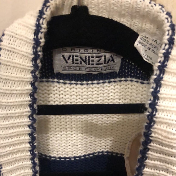 Vintage oversize sweater. Beautiful striping, 2 pockets, crest on pocket. - Picture 4 of 7